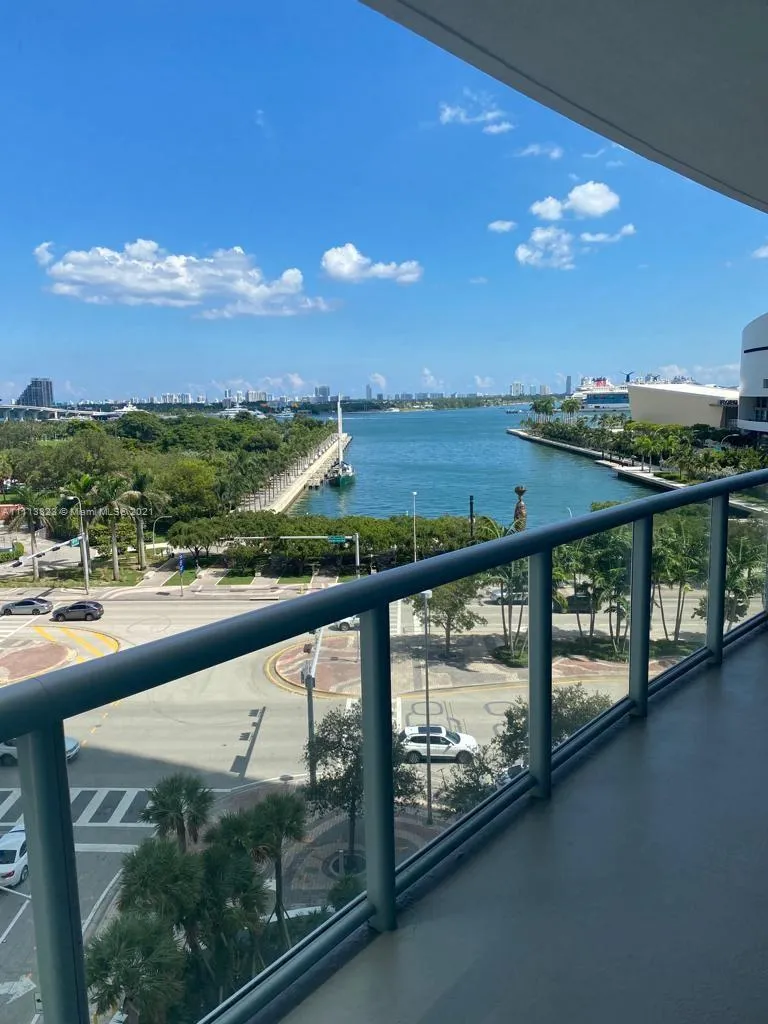888 Biscayne Blvd # 612, Miami FL 33132