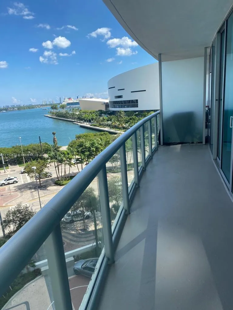 888 Biscayne Blvd # 612, Miami FL 33132