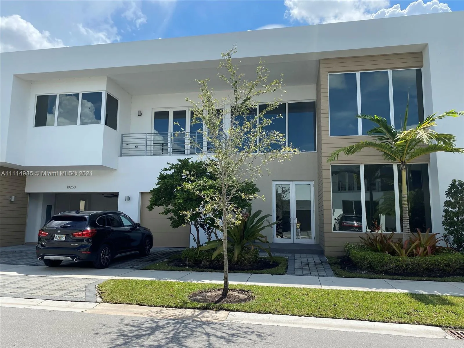 5 bedroom 5 bath for sale at 10250 NW 75th Ter, Doral FL 33178