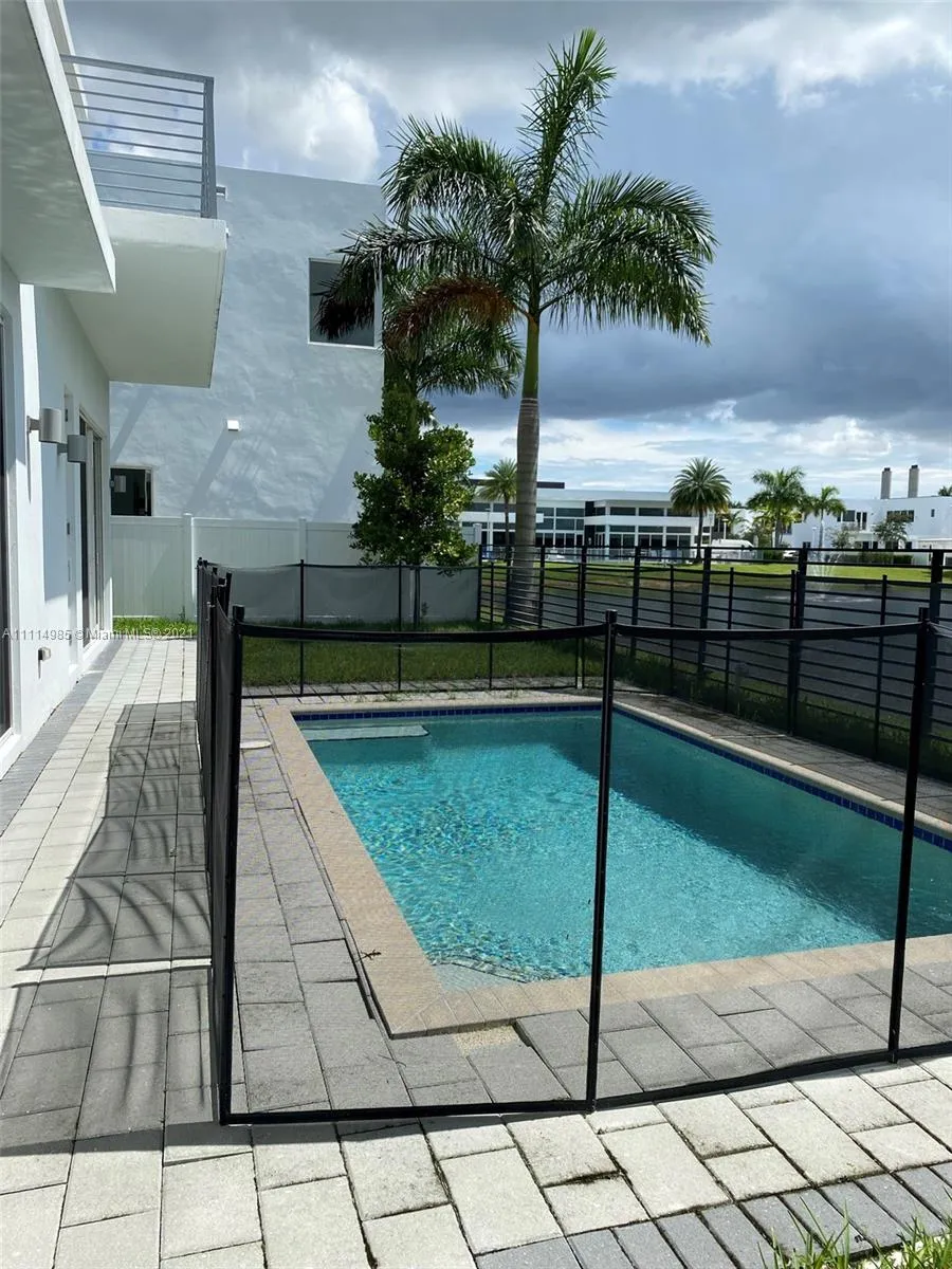 10250 NW 75th Ter, Doral FL 33178