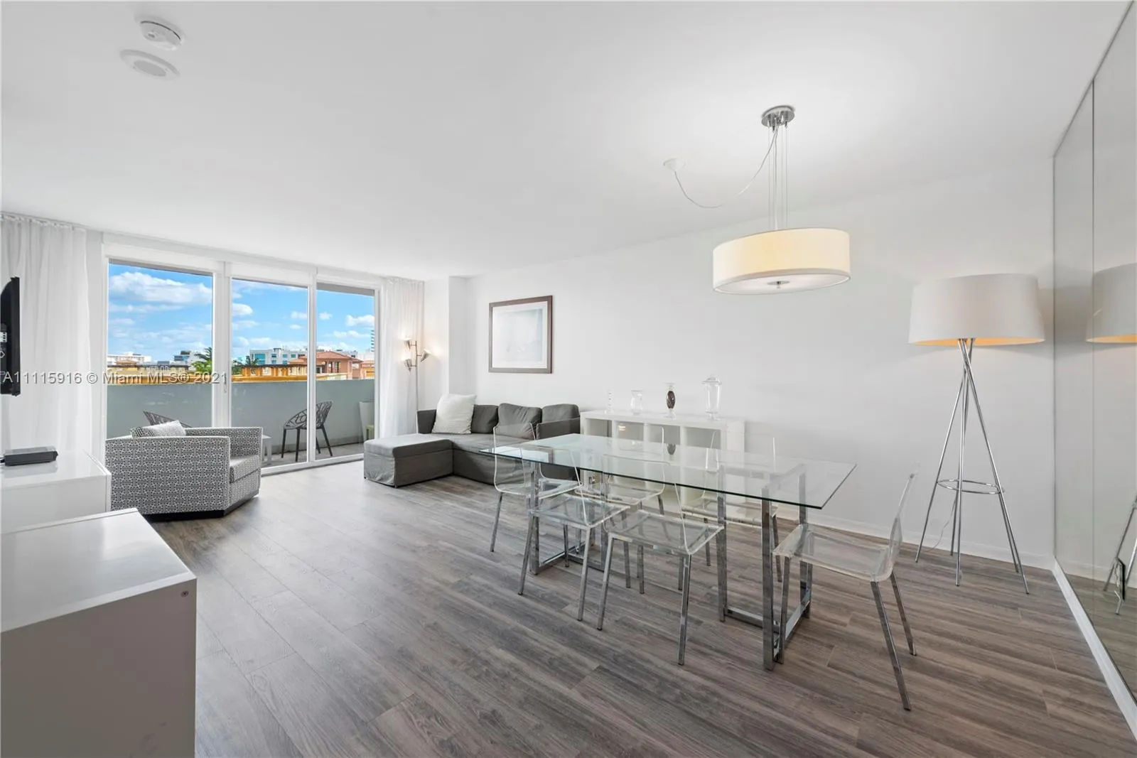 1 bedroom 1 bath for sale at 90 Alton Rd # 607, Miami Beach FL 33139