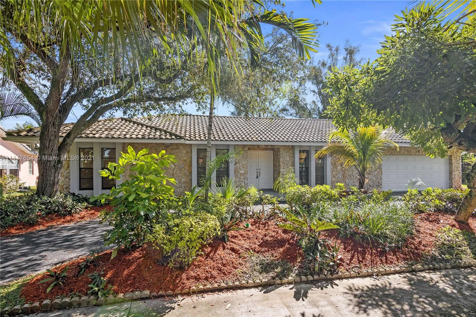 7 bedroom 4 bath for rent at 1960 SW 51st Ter, Plantation FL 33317