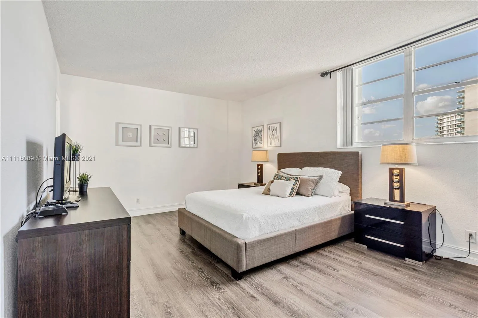 1 bedroom 1 bath for sale at 3901 S Ocean Dr, Hollywood FL 33019