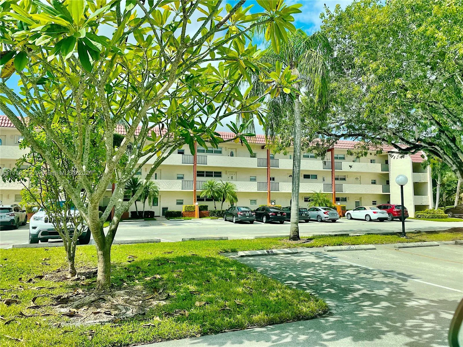 9800 N Hollybrook Lake Dr # 202, Pembroke Pines FL 33025
