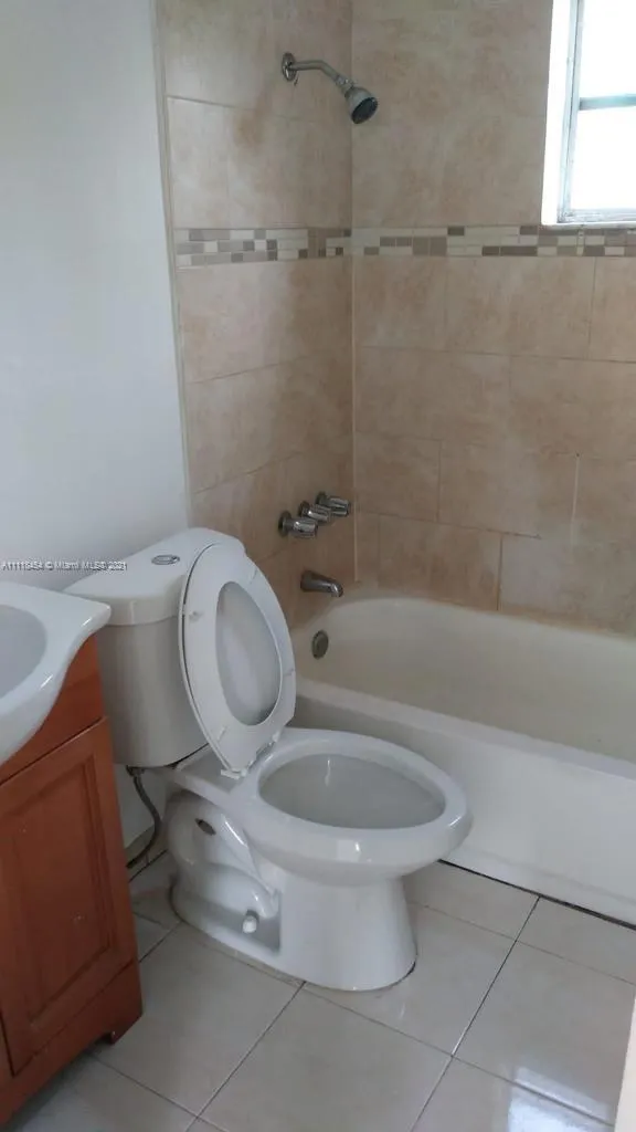 1455 NE 146th St # B, Miami FL 33161