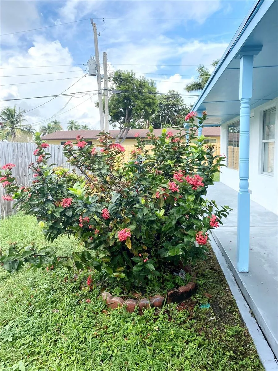 1005 NE 2nd St, Hallandale Beach FL 33009