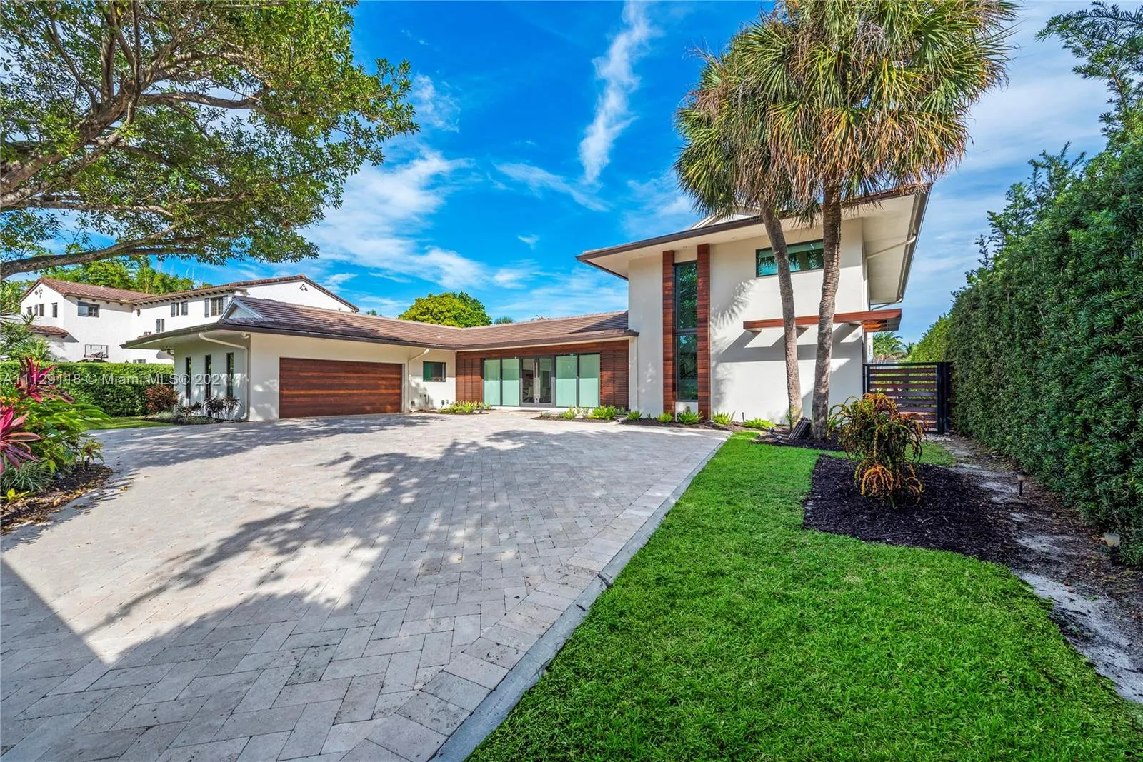 1025 Diplomat Pkwy, Hollywood FL 33019