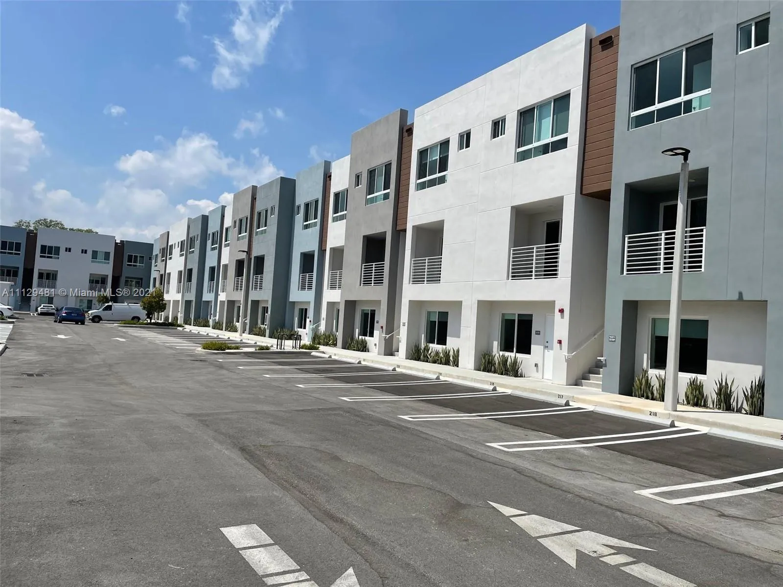 2555 NE 193rd St # 2206, Miami FL 33180