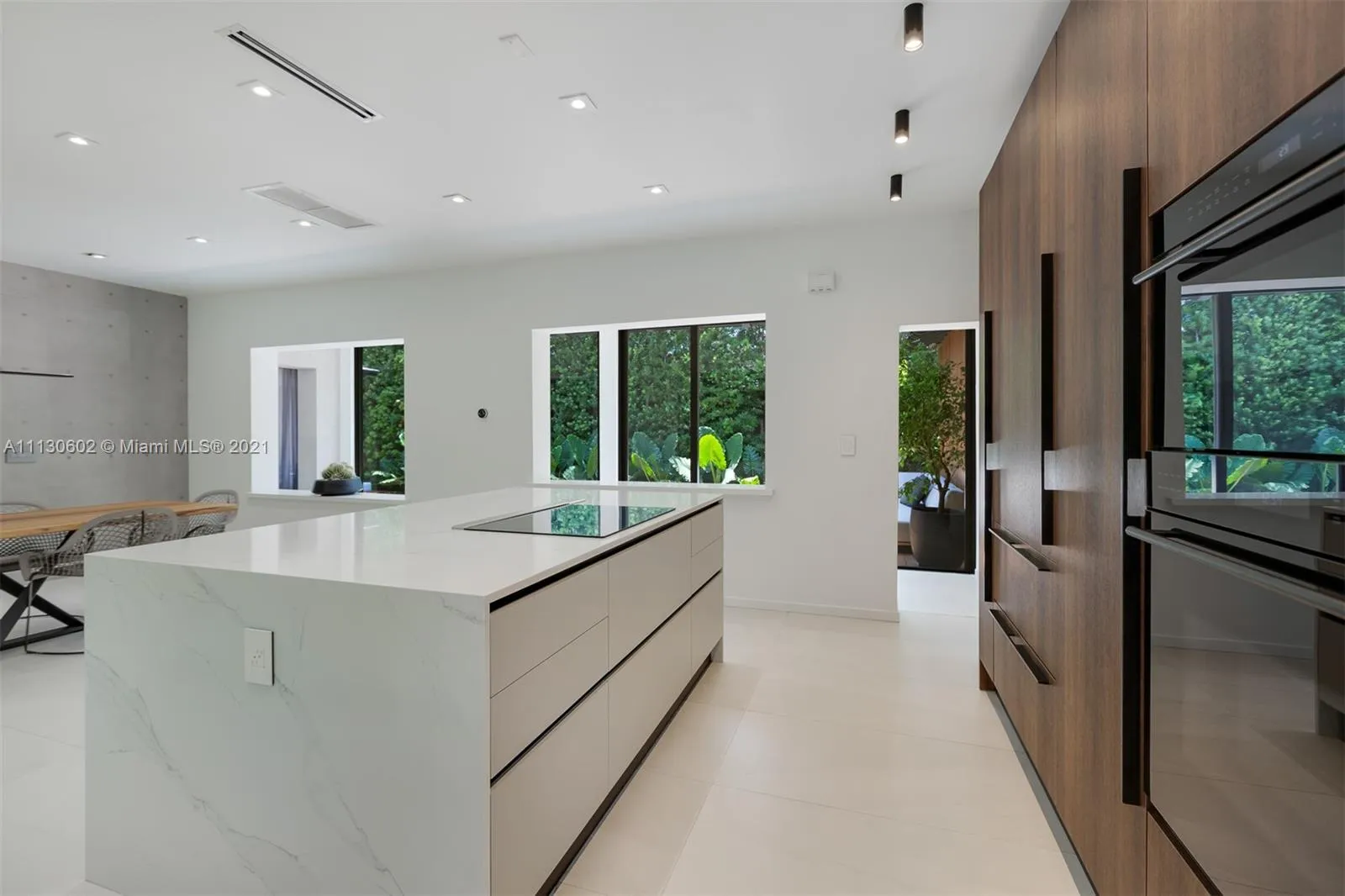 725 W 49th St, Miami Beach FL 33140