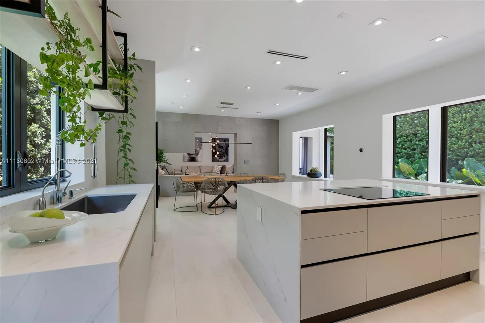 725 W 49th St, Miami Beach FL 33140