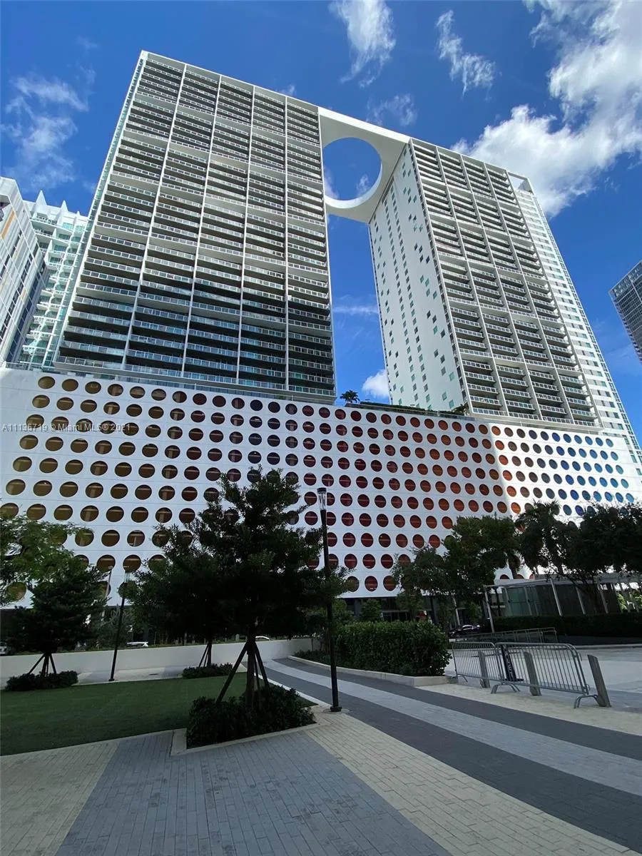 1 bedroom 1 bath for sale at 55 SE 6th St # 1506, Miami FL 33131
