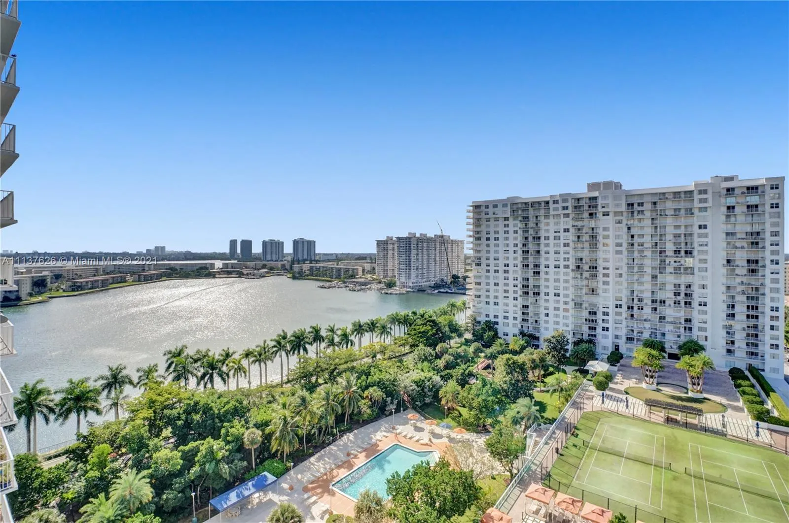 2 bedroom 2 bath for sale at 2851 NE 183rd St # 1504E, Aventura FL 33160