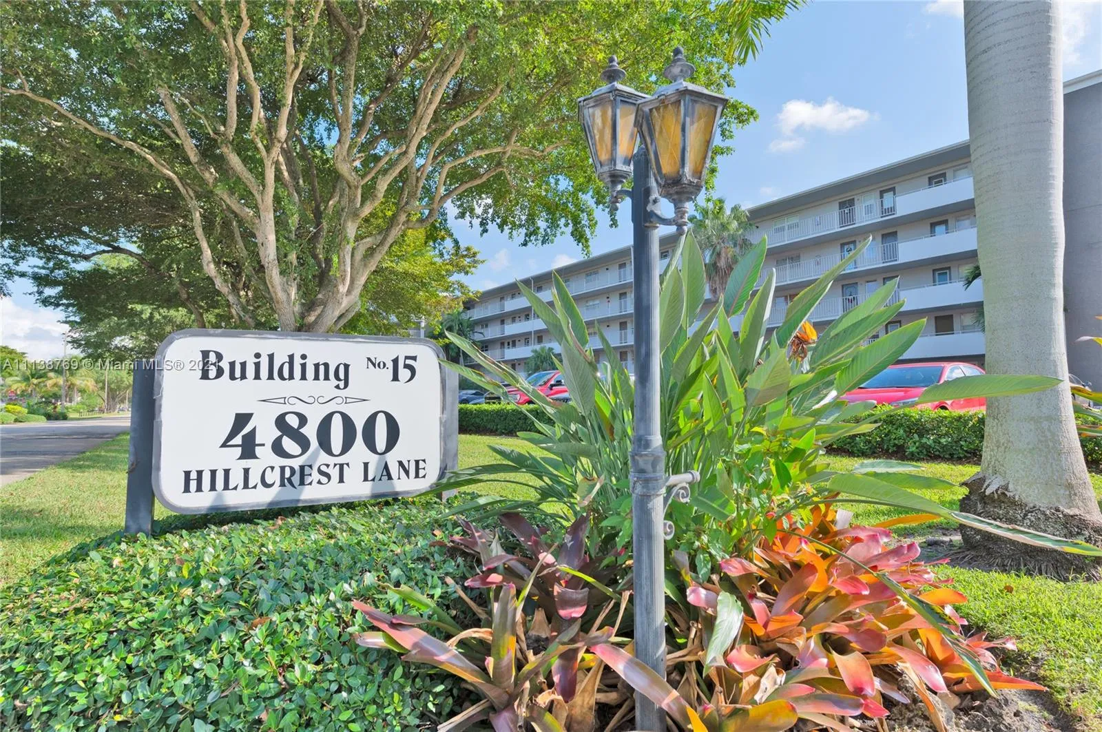 2 bedroom 2 bath for sale at 4800 Hillcrest Ln # 507, Hollywood FL 33021