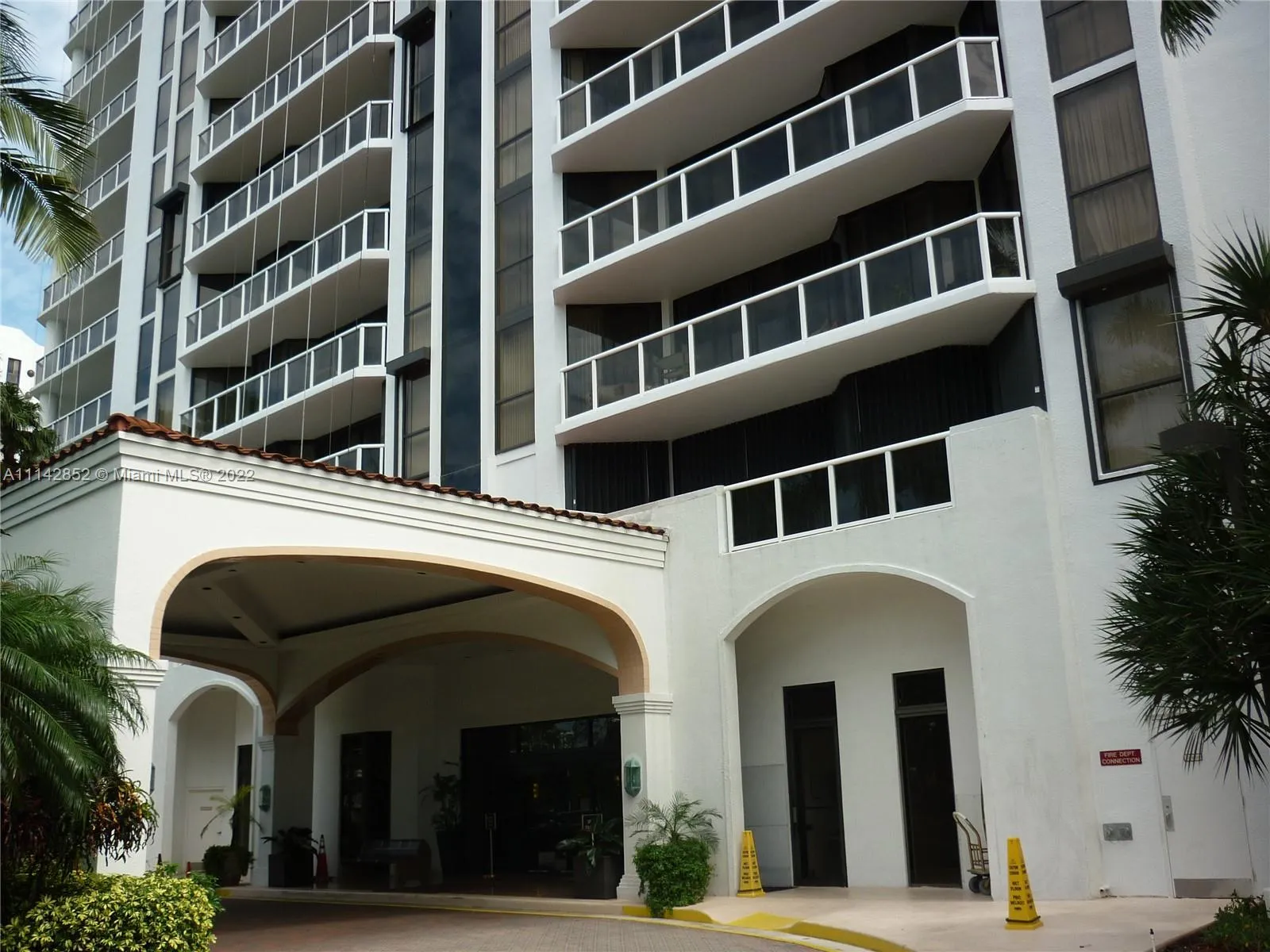 3 bedroom 2 bath for sale at 3598 Yacht Club Dr # 202, Aventura FL 33180