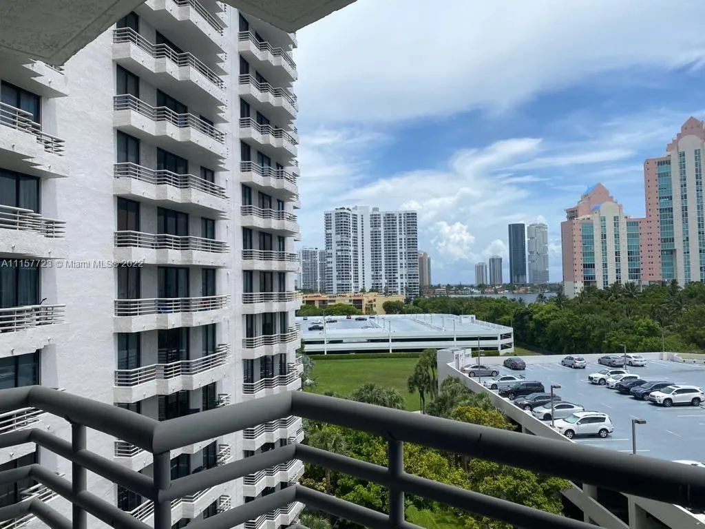 2 bedroom 2 bath for sale at 3300 NE 191st St # 817, Aventura FL 33180
