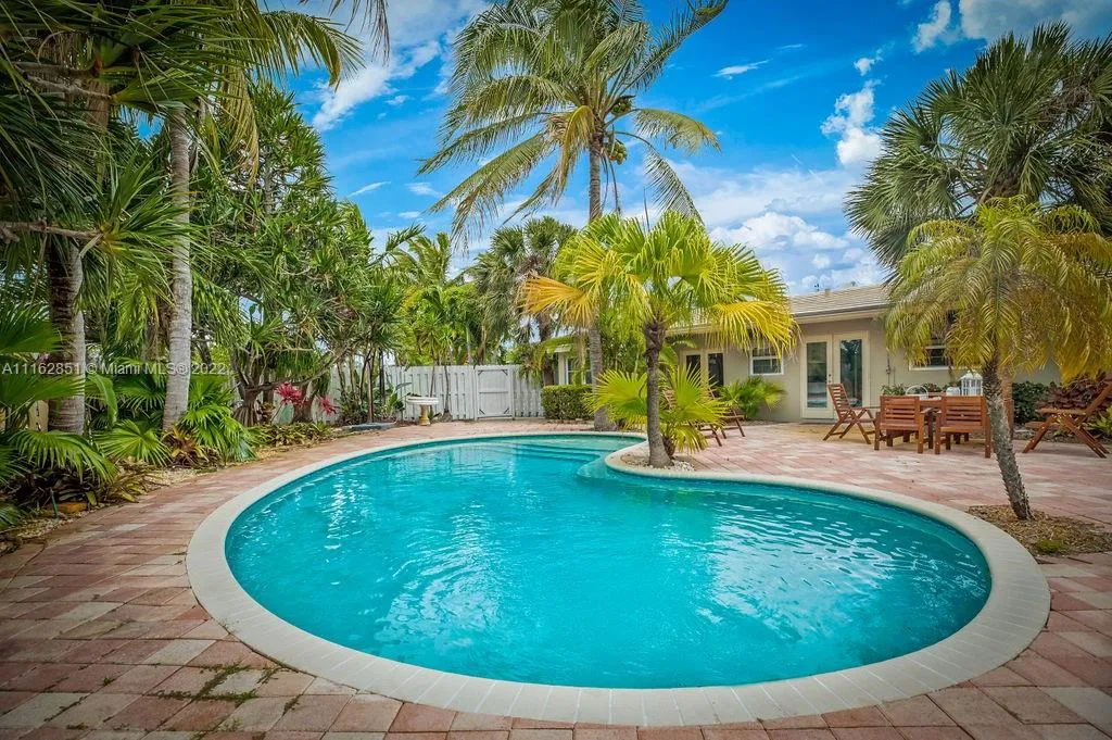 5 bedroom 3 bath for sale at 1652 NE 39th St, Oakland Park FL 33334
