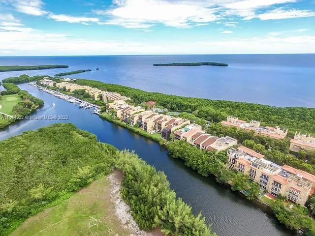 6206 Paradise Point Dr, Palmetto Bay FL 33157