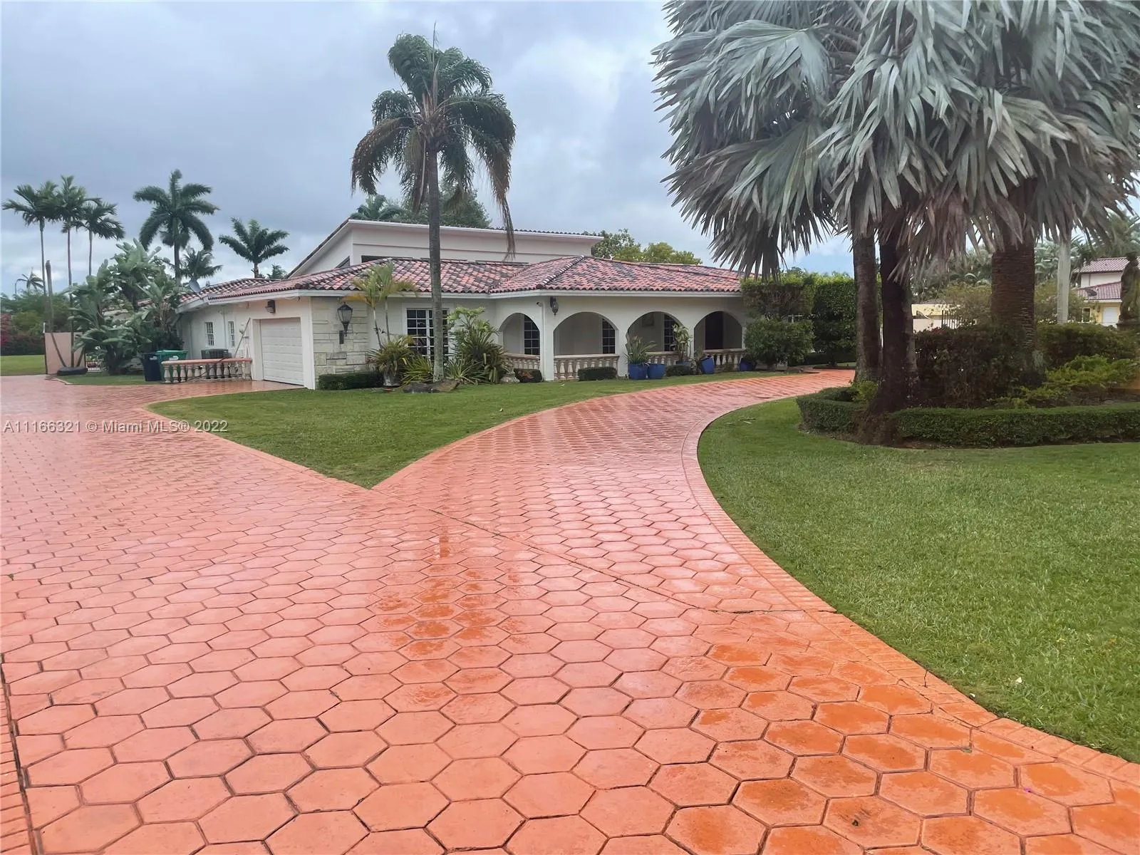 6 bedroom 5 bath for rent at 2605 SW 115th Ave, Miami FL 33165
