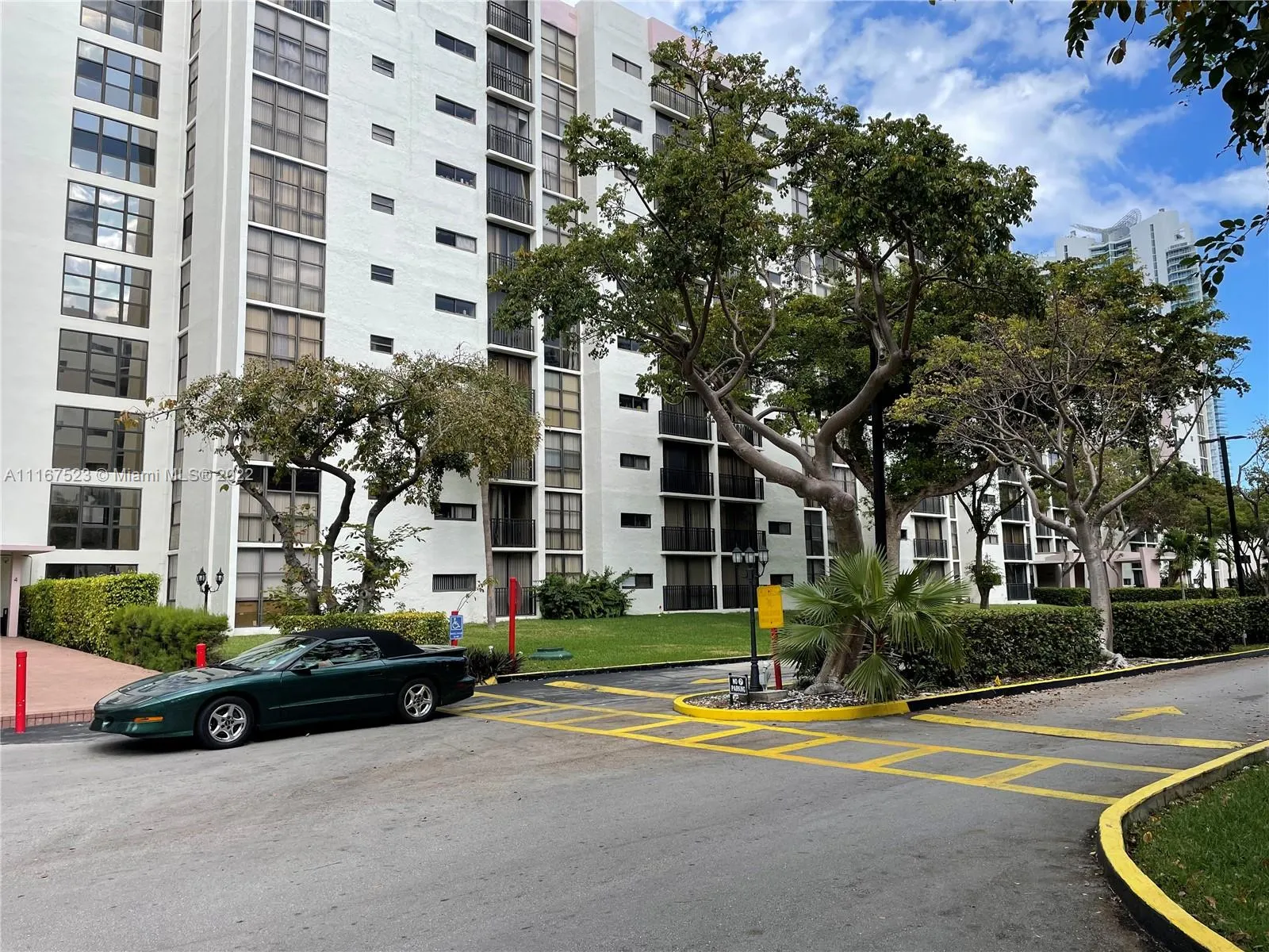 1 bedroom 1 bath for sale at 17021 N Bay Rd # 318, Sunny Isles Beach FL 33160