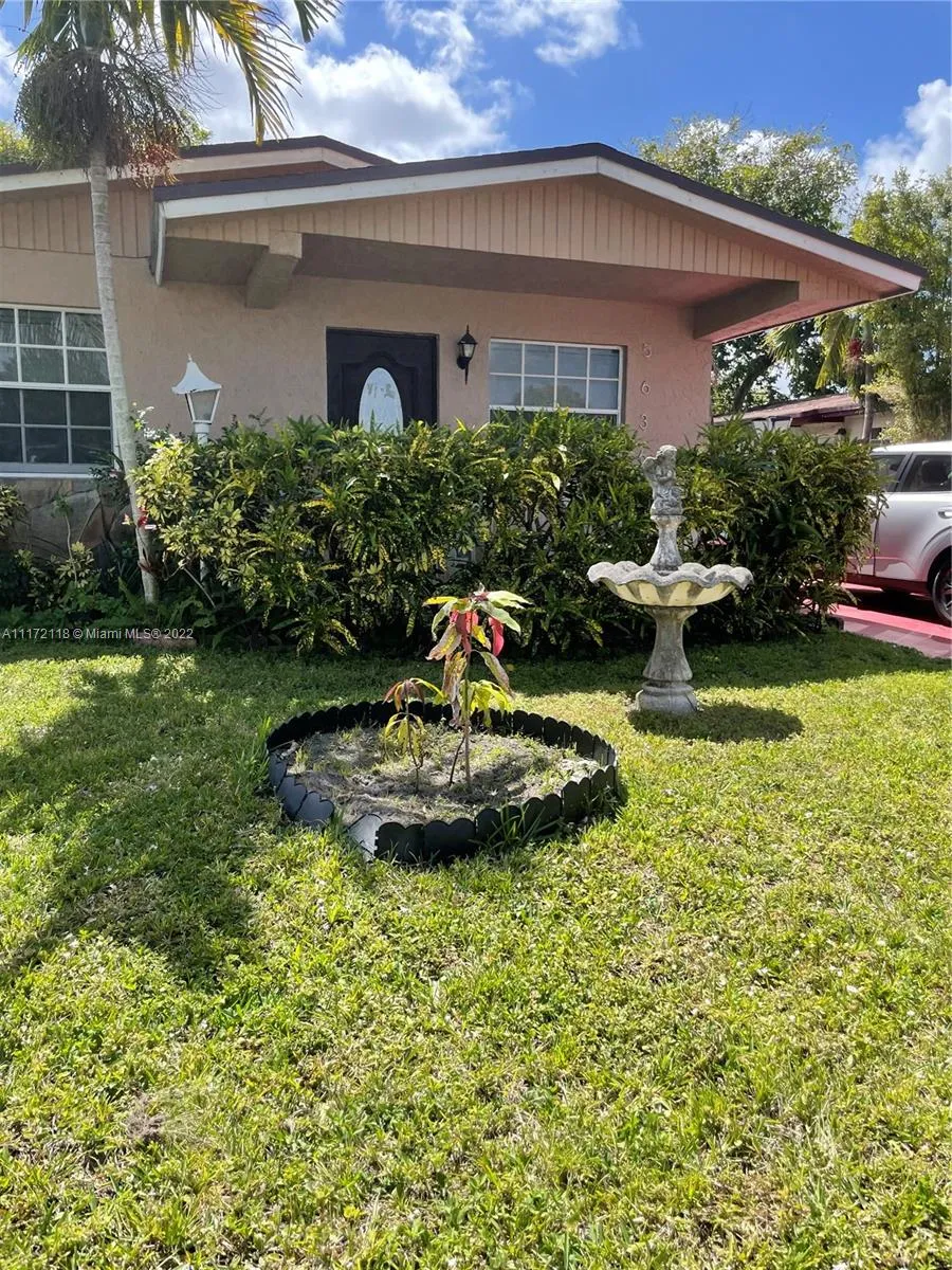 5636 SW 40th St, West Park FL 33023