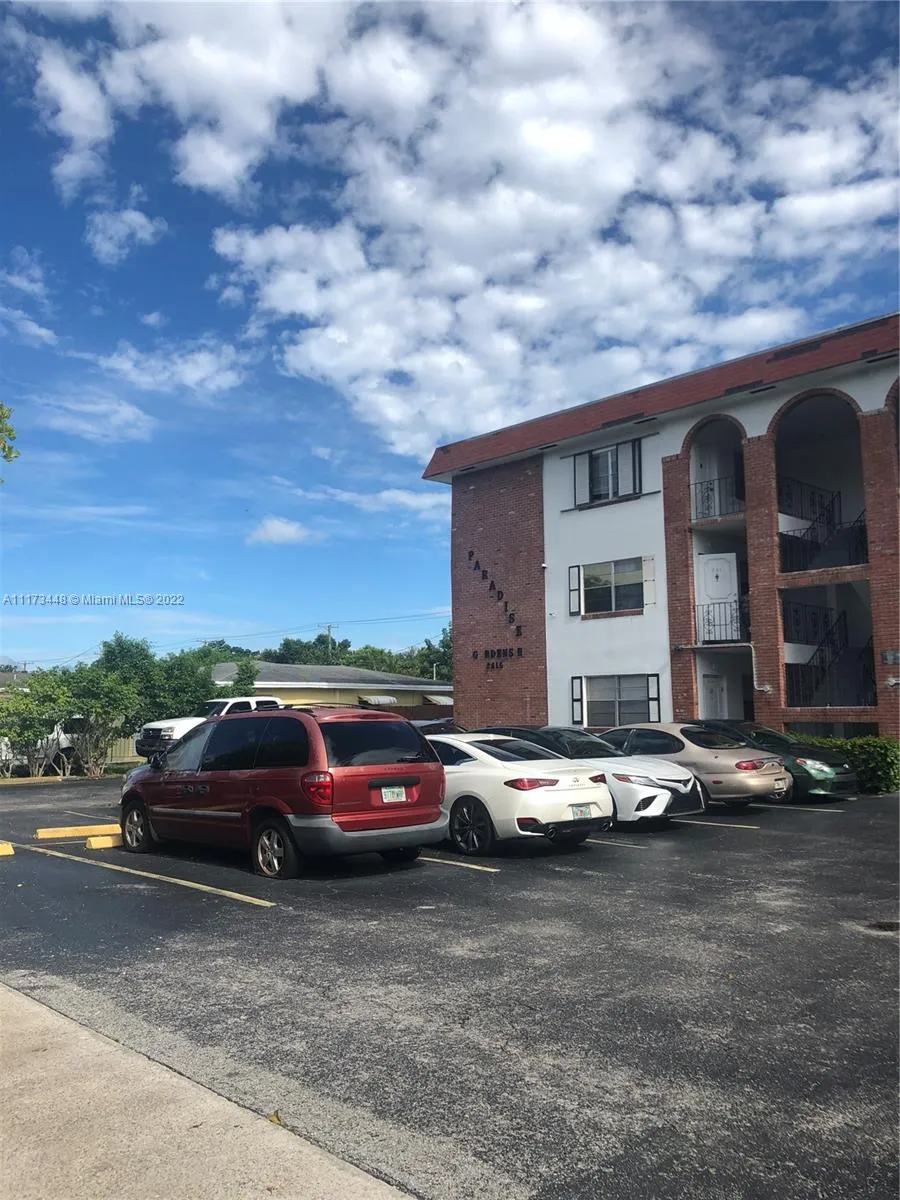 1 bedroom 1 bath for sale at 2415 Lincoln St # 204, Hollywood FL 33020