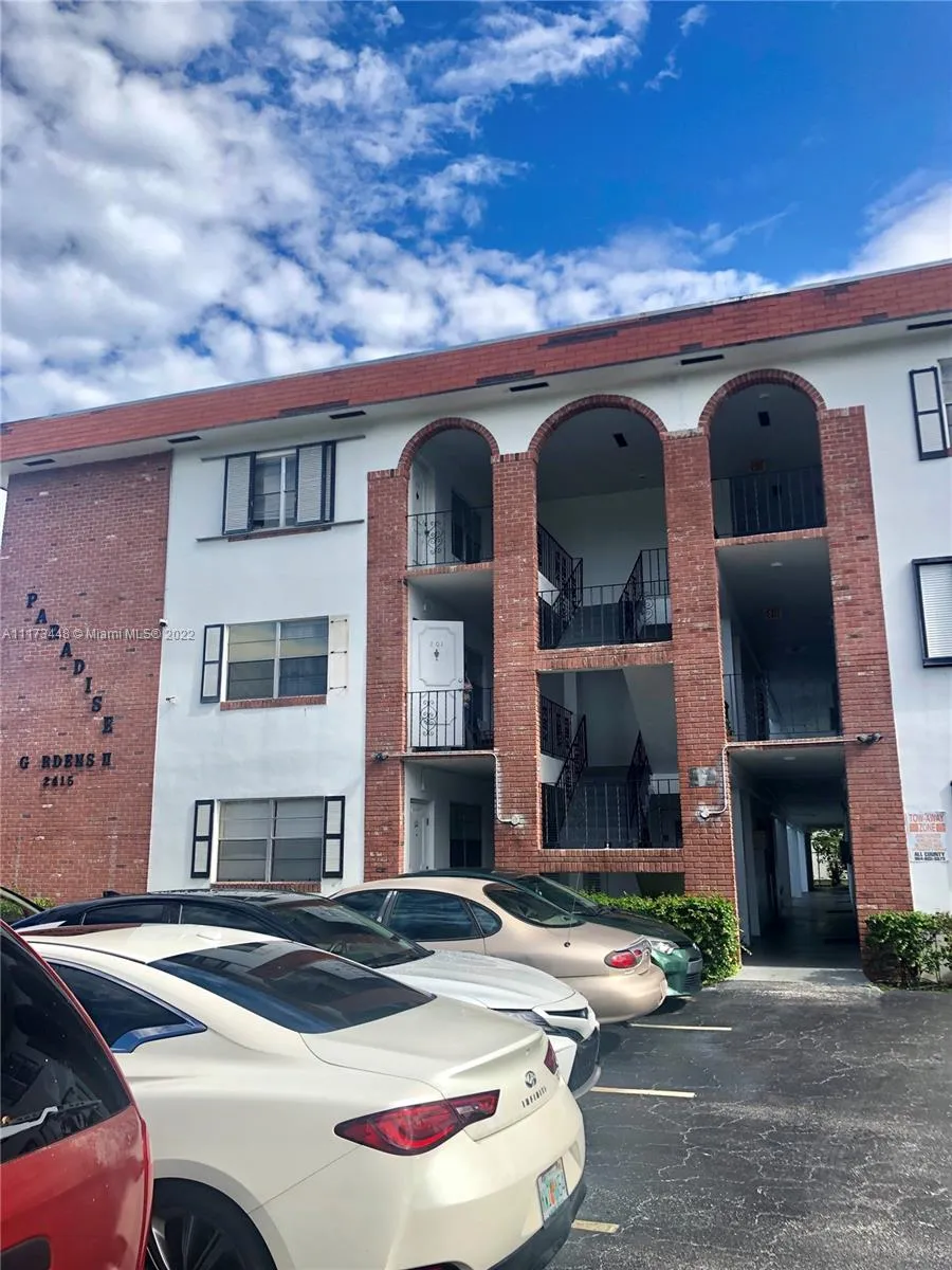 2415 Lincoln St # 204, Hollywood FL 33020