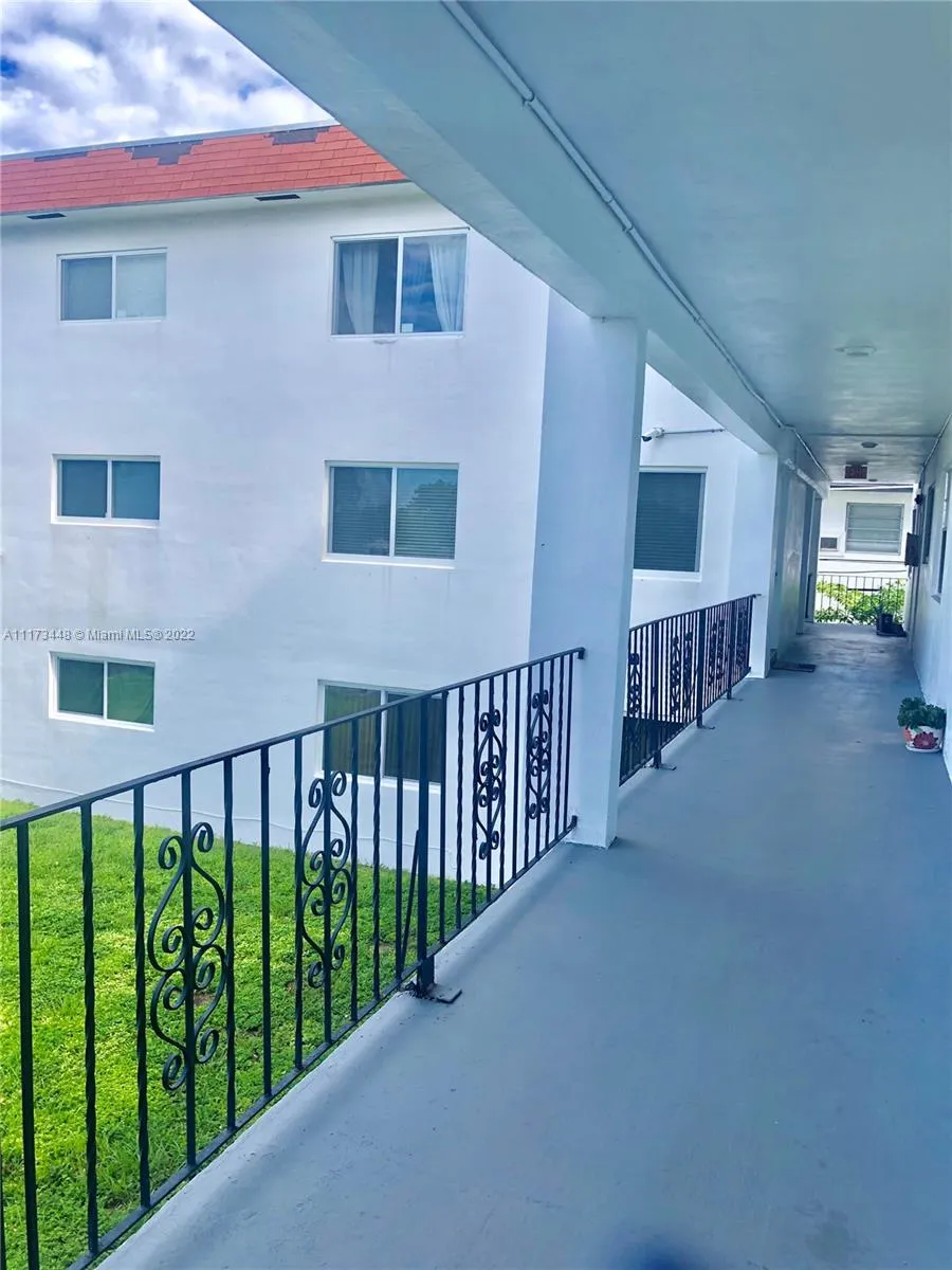 2415 Lincoln St # 204, Hollywood FL 33020