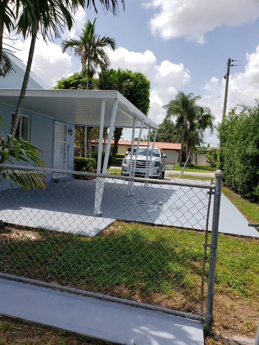 1221 W 62nd St, Hialeah FL 33012