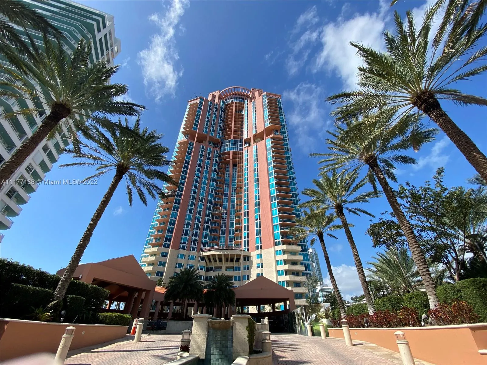 1 bedroom 1 bath for sale at 300 S Pointe Dr # 907, Miami Beach FL 33139