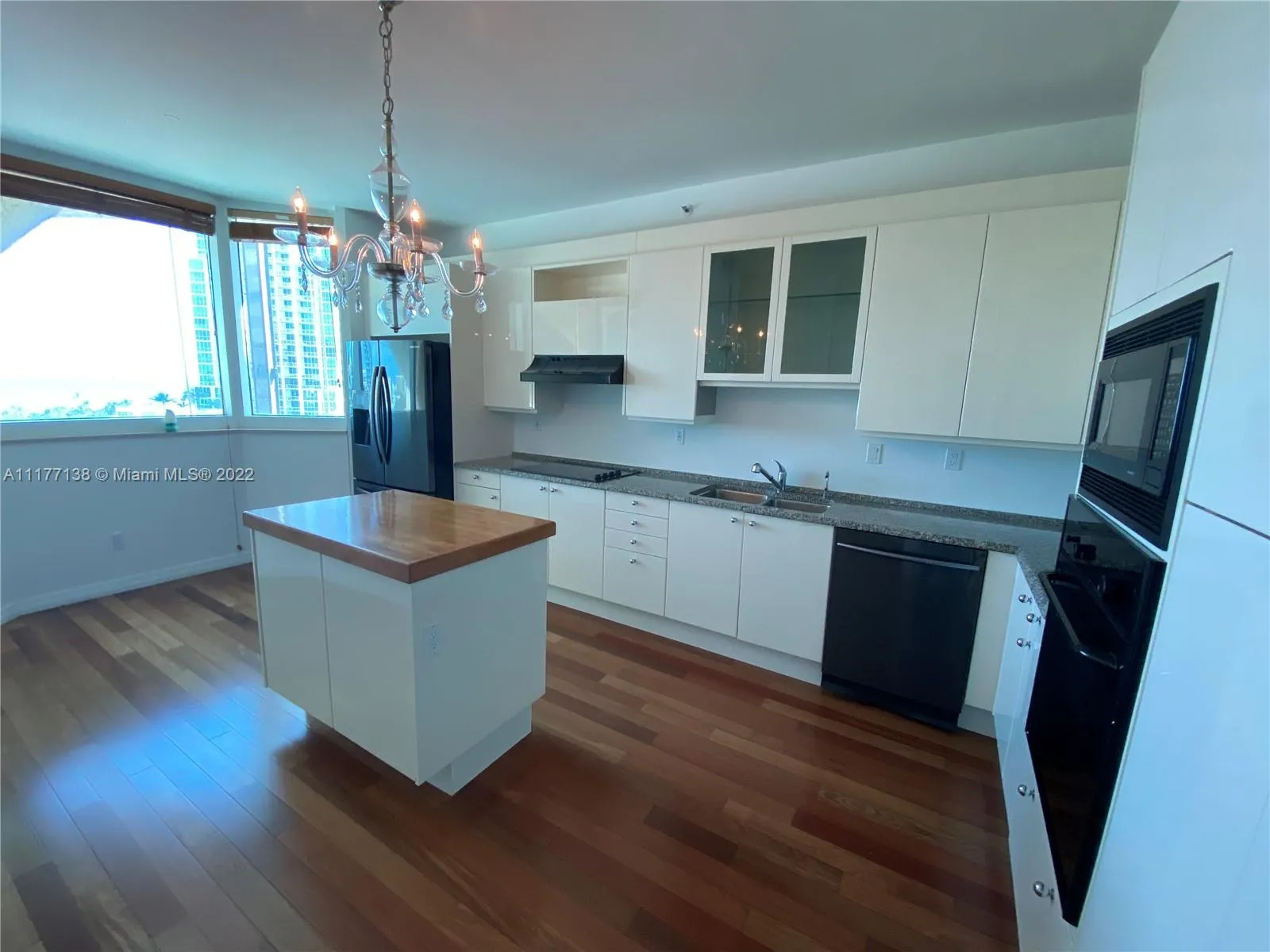 300 S Pointe Dr # 907, Miami Beach FL 33139
