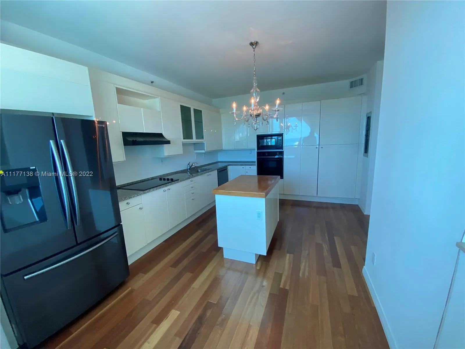 300 S Pointe Dr # 907, Miami Beach FL 33139