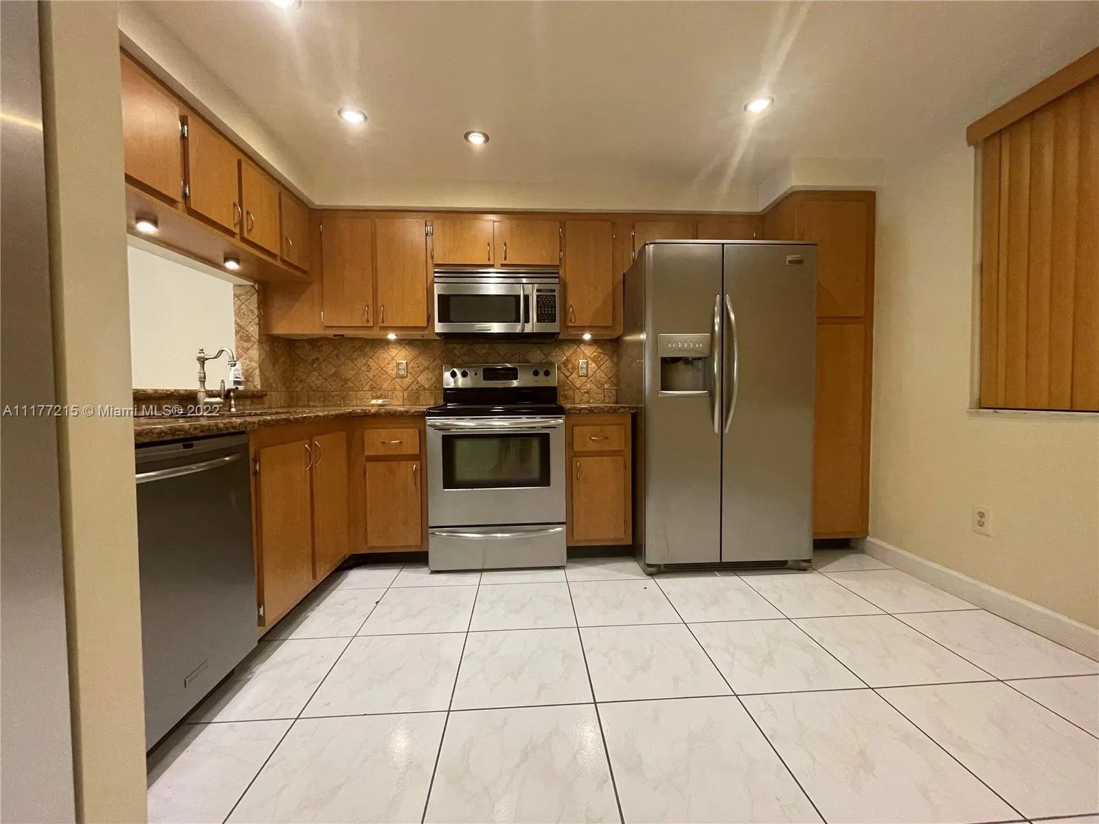 601 Ives Dairy Rd # 8, Miami FL 33179