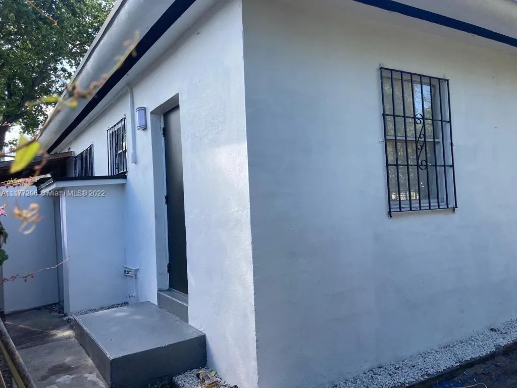 7031 NW 6th Ct, Miami FL 33150