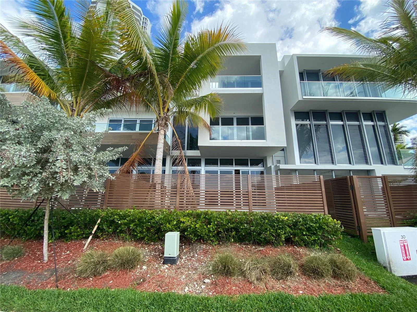 3750 Yacht Club Dr, Aventura FL 33180