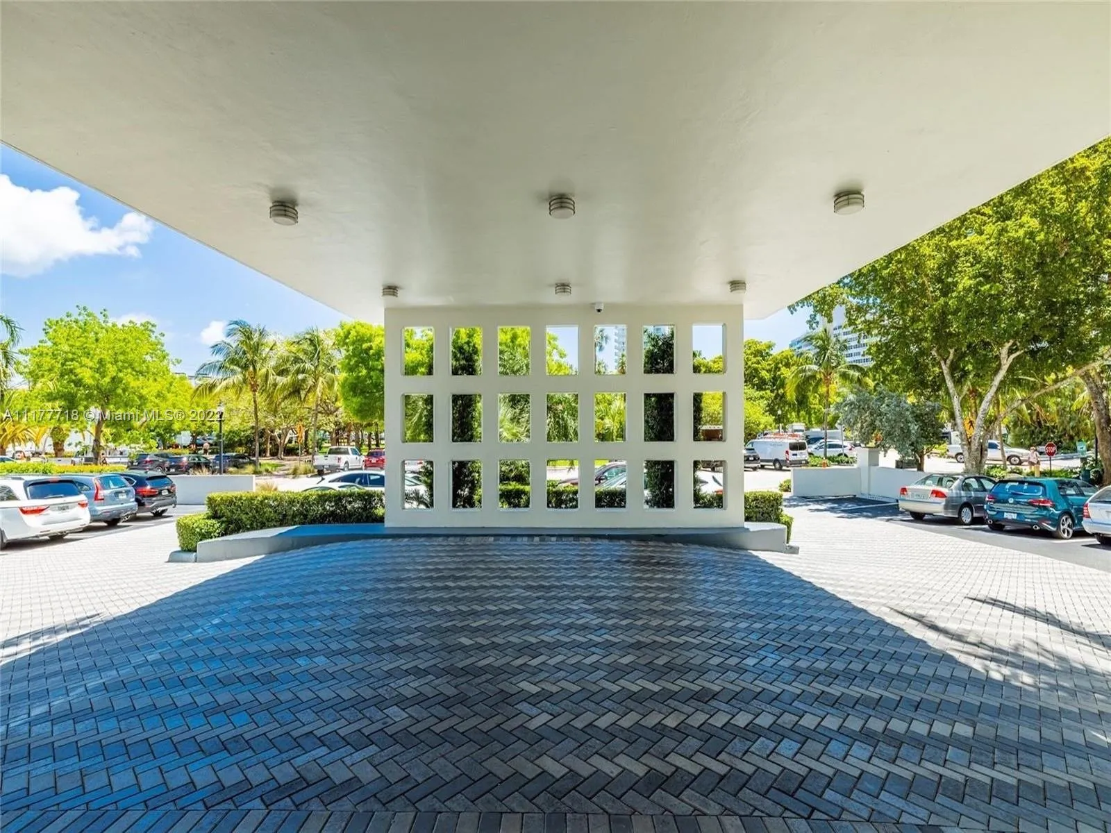 1 bedroom 1 bath for sale at 5 Island Ave # 15G, Miami Beach FL 33139