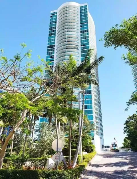 1 bedroom 1 bath for sale at 2101 Brickell Ave # 2009, Miami FL 33129