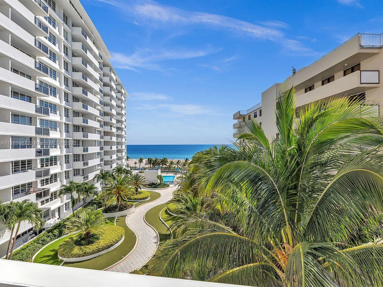1 bedroom 1 bath for sale at 100 Lincoln Rd # 721, Miami Beach FL 33139