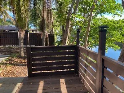 10101 Woodbury Ct, Pembroke Pines FL 33026