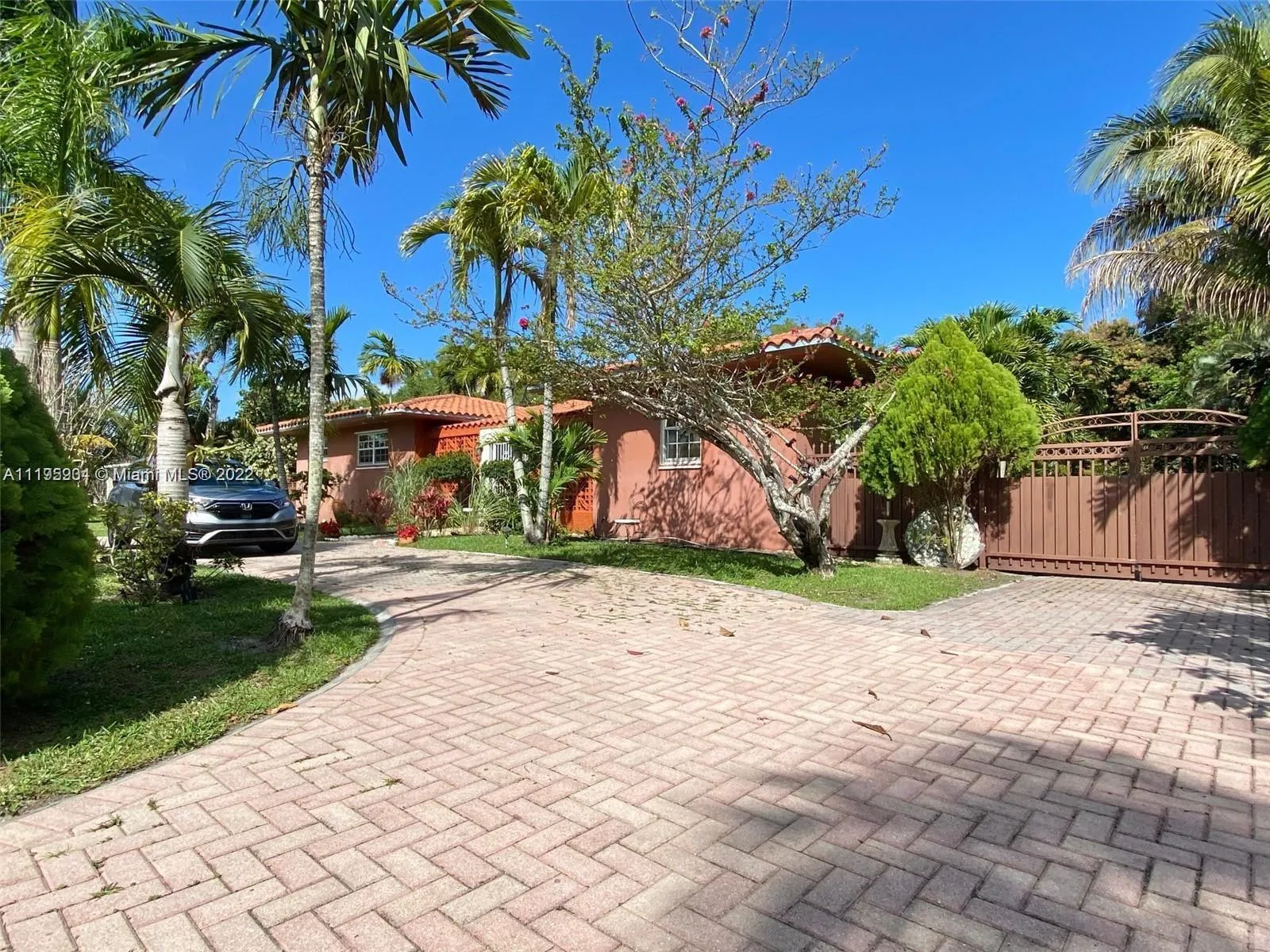 4 bedroom 4 bath for sale at 14101 NW 1st Ave, Miami FL 33168