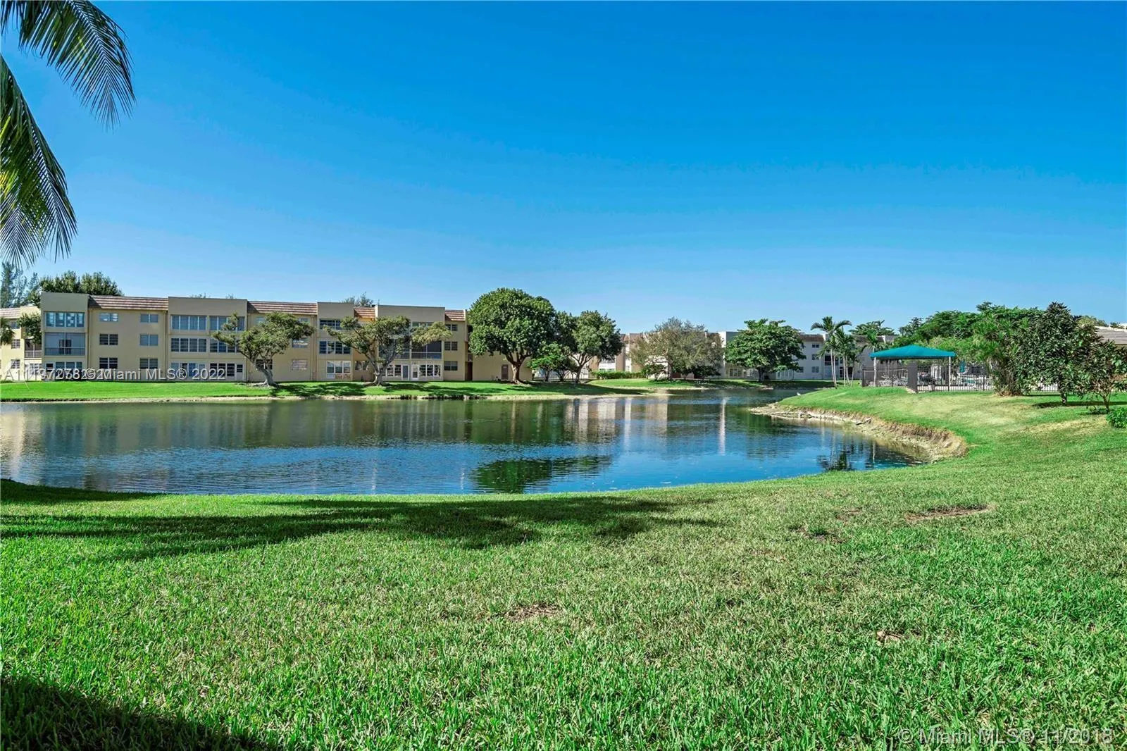 2 bedroom 2 bath for sale at 6071 NW 61st Ave # 311, Tamarac FL 33319