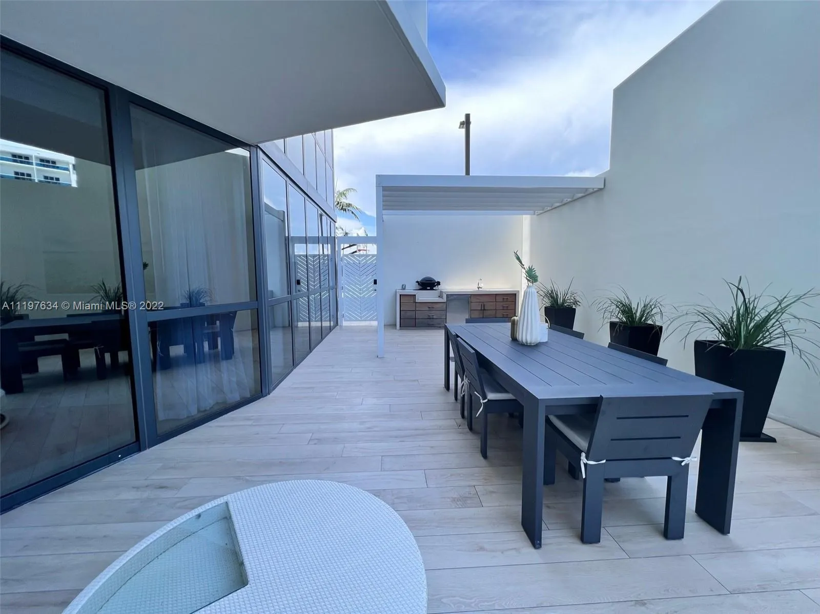 2201 Collins Ave, Miami Beach FL 33139