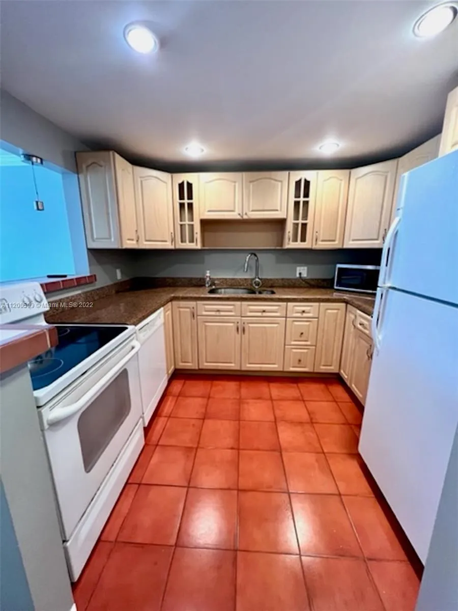 1 bedroom 1 bath for sale at 1228 West Ave # 811, Miami Beach FL 33139