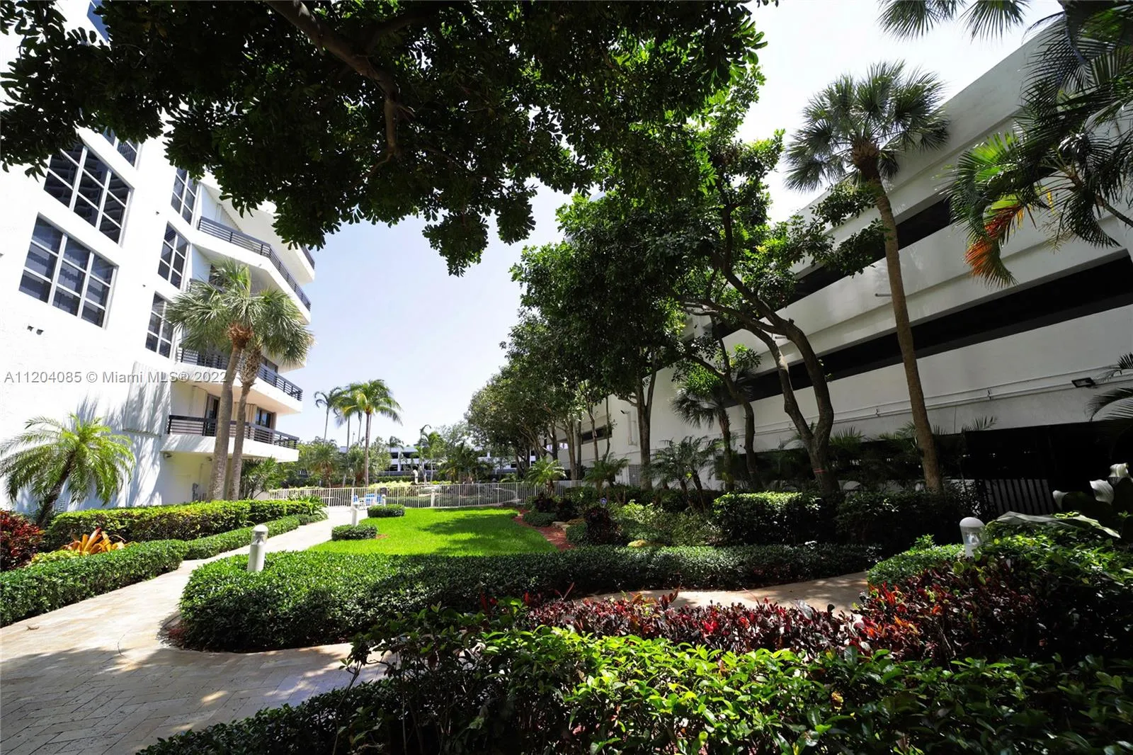3500 Mystic Pointe Dr # 104, Aventura FL 33180