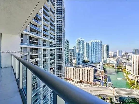 1 bedroom 1 bath for sale at 465 Brickell Ave # 2704, Miami FL 33131