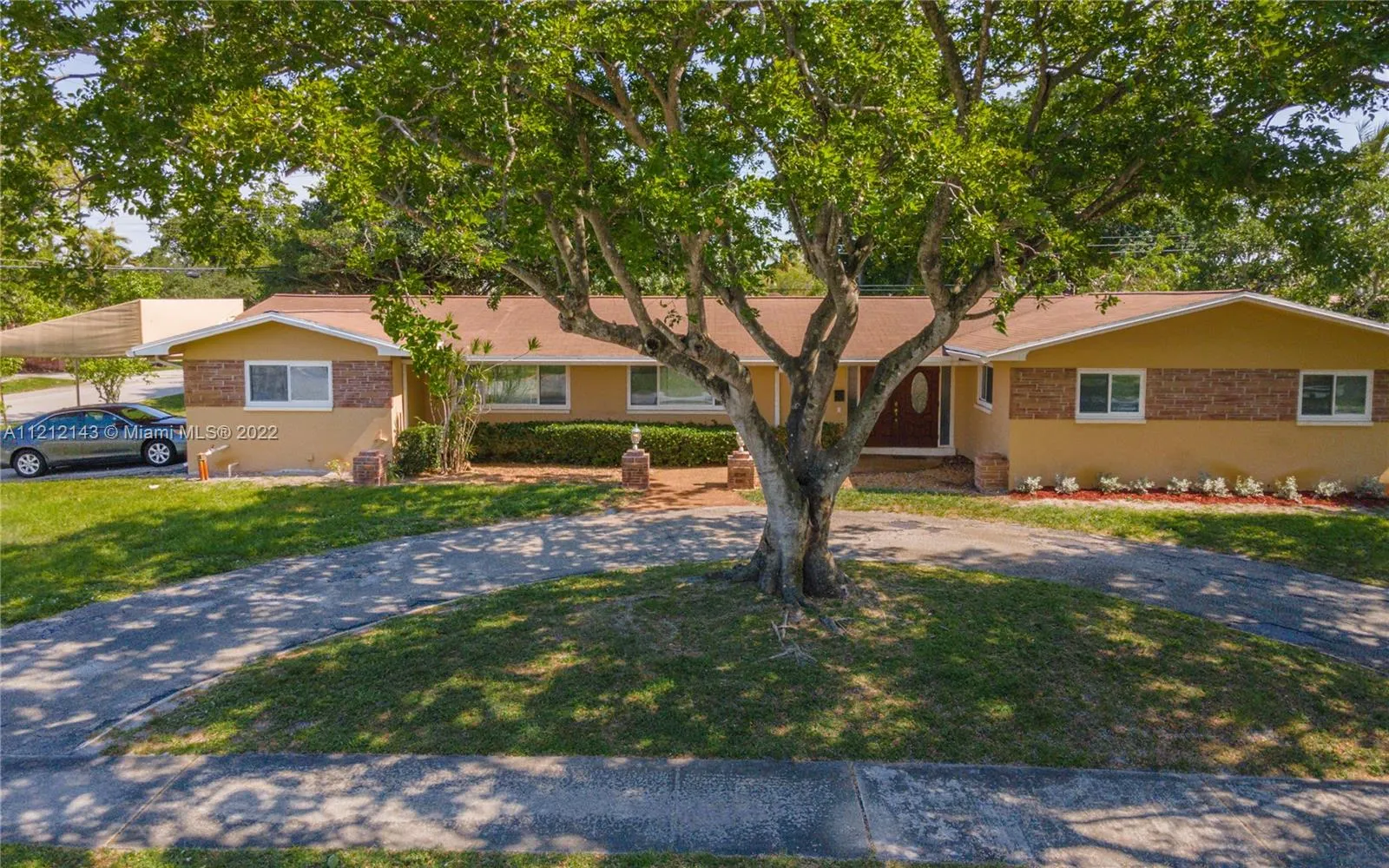 5 bedroom 4 bath for sale at 4800 Polk St, Hollywood FL 33021