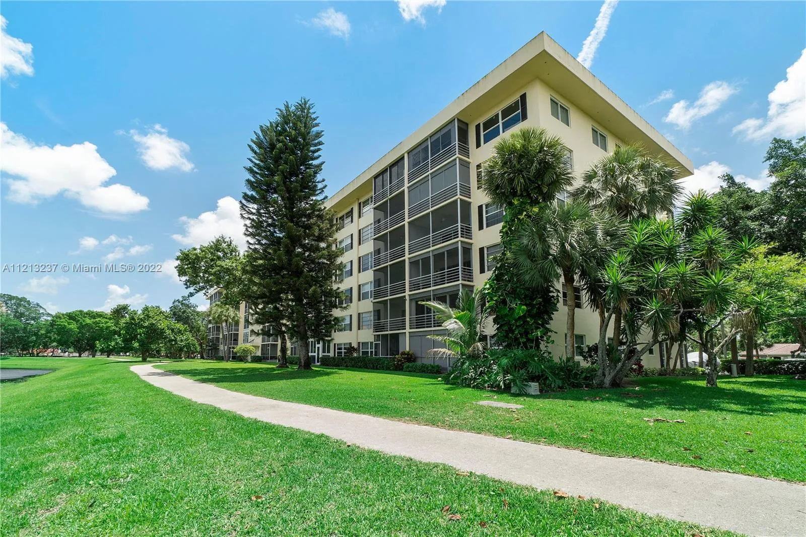 1 bedroom 1 bath for sale at 2751 N Palm Aire Dr # 404, Pompano Beach FL 33069