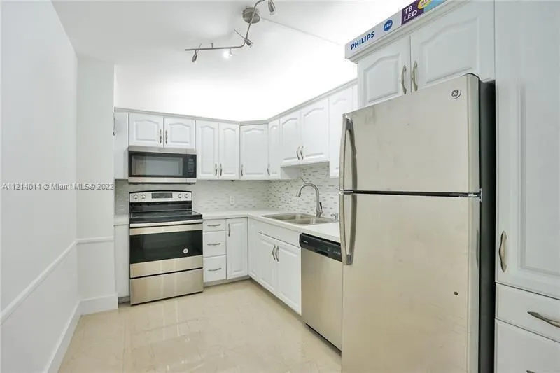 2 bedroom 2 bath for sale at 20100 W Country Club Dr # 504, Aventura FL 33180