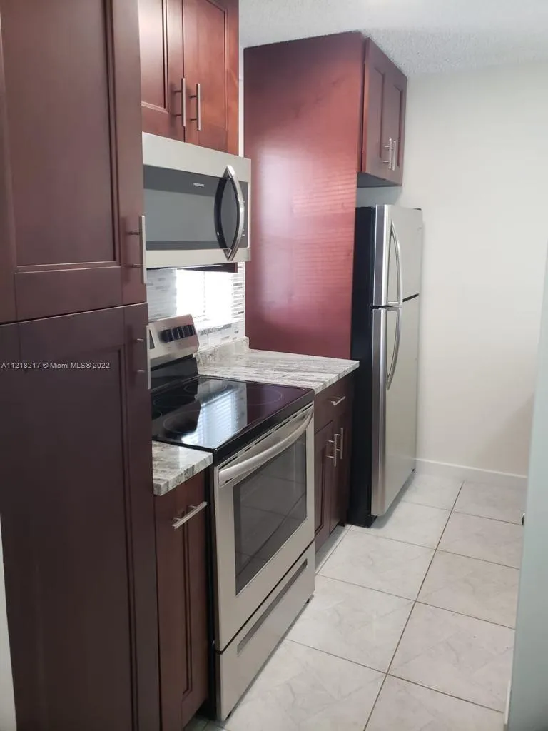 2 bedroom 2 bath for sale at 909 Twin Lakes Dr # F, Coral Springs FL 33071