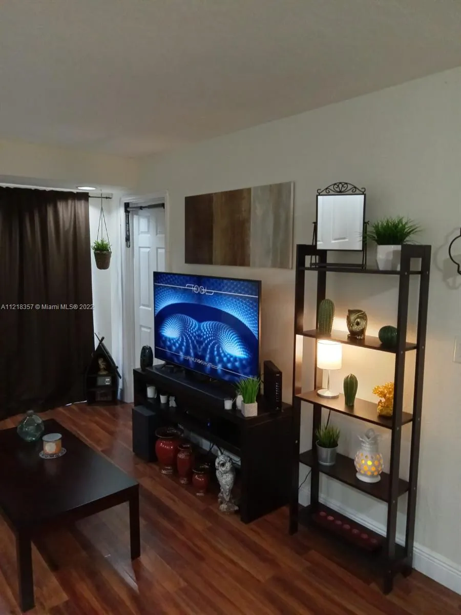 4717 NW 7th St # 10, Miami FL 33126