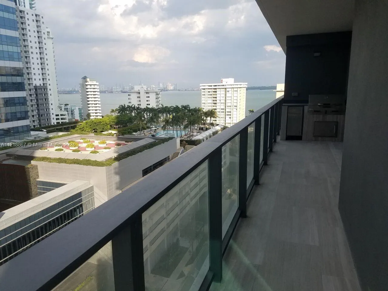 1 bedroom 1 bath for sale at 1451 Brickell Ave # 1206, Miami FL 33131